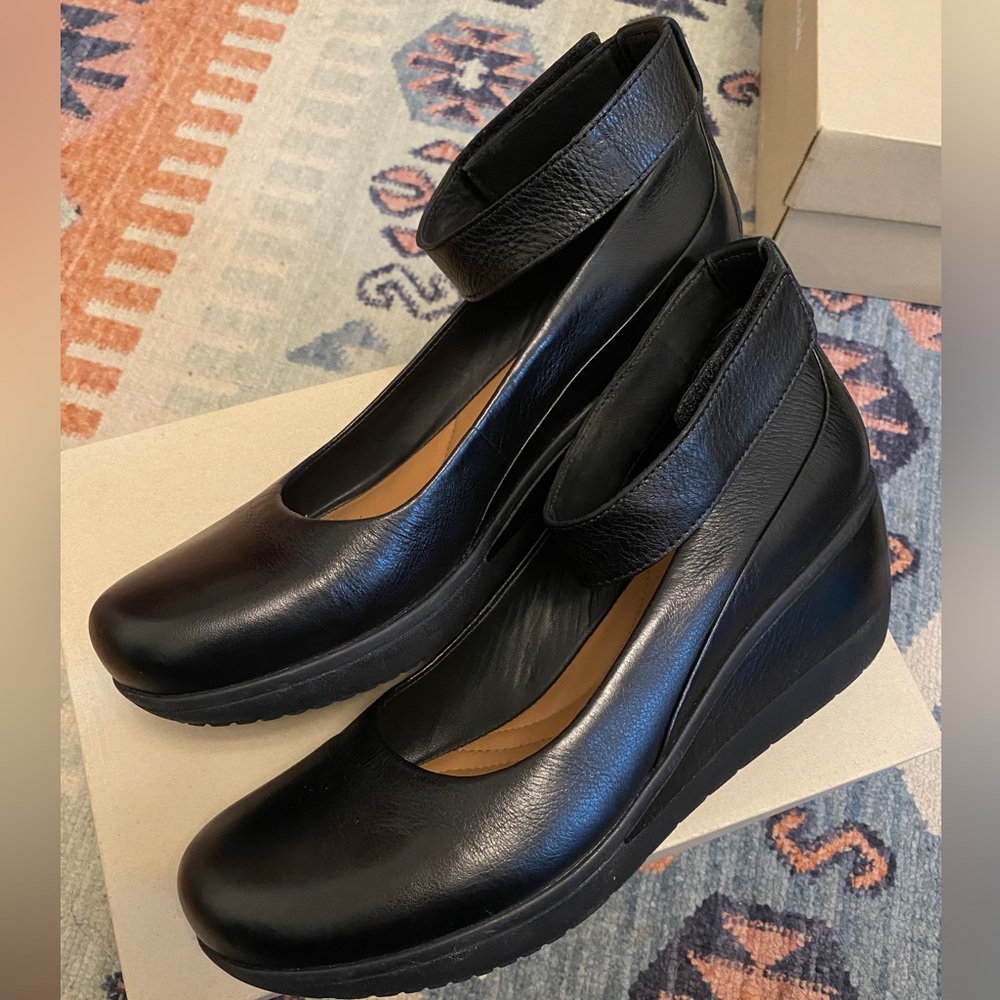 Clarks Wynnmere Fox Wedge Pumps Black Leather Sandal w/ Ankle Straps Size 9